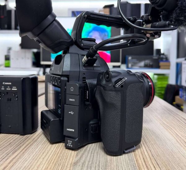 Canon EOS C100 Mark ll with Dual Pixel CMOS AF & EF Canon EF 17-40mm f/4L USM  Lens Kit - Image 5